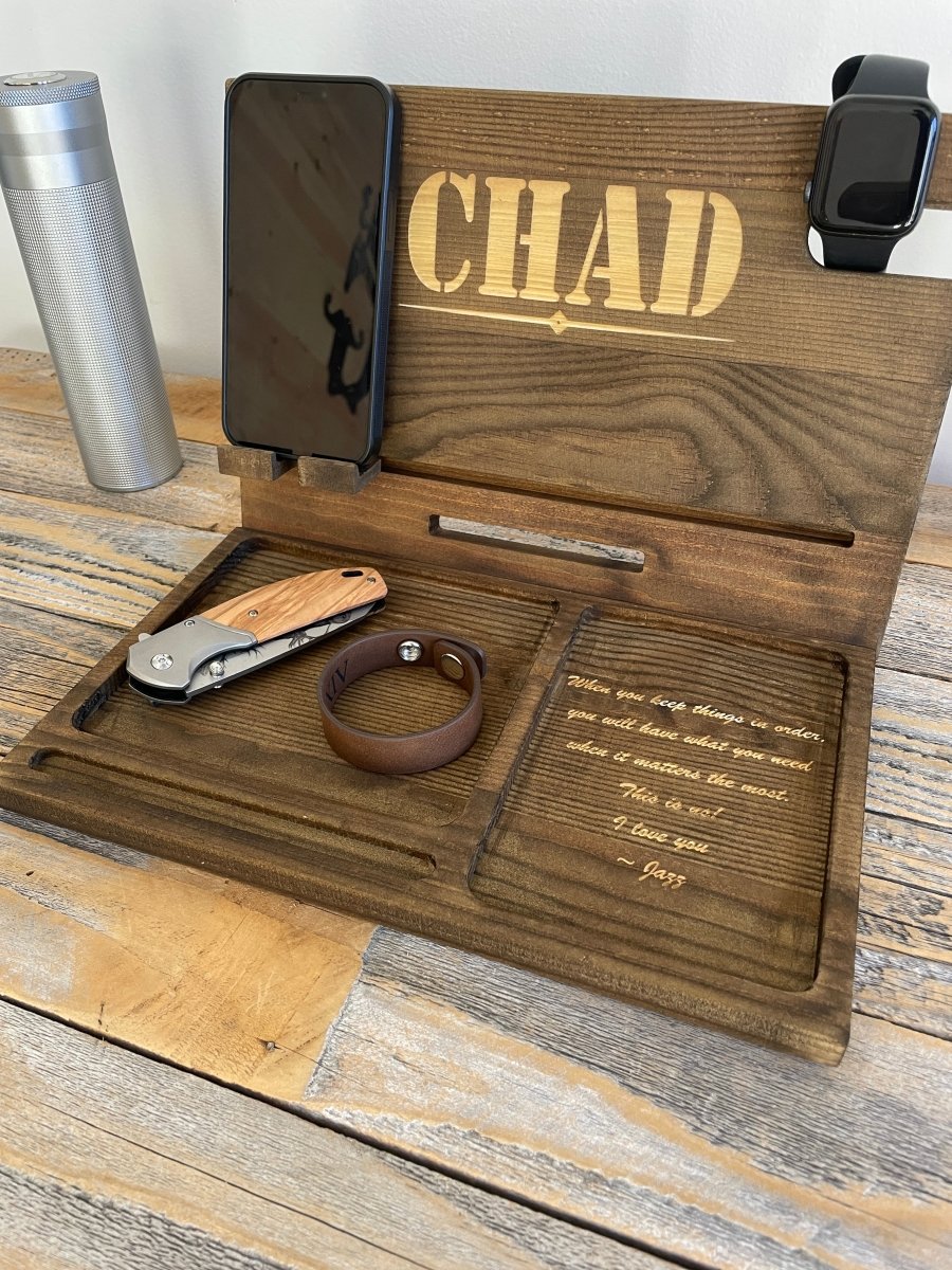 Personalized wooden charging dock with slots for smartphones, watches, and keys, featuring custom engraving of a name and message – perfect for Valentine’s Day, Father’s Day, or birthdays.